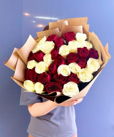 Красные и белые розы букет