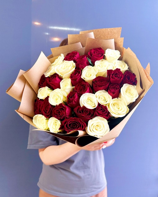 Красные и белые розы букет