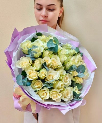 35 белых роз с эвкалиптом