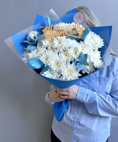 Сборный букет учителю с хризантемой и рускусом