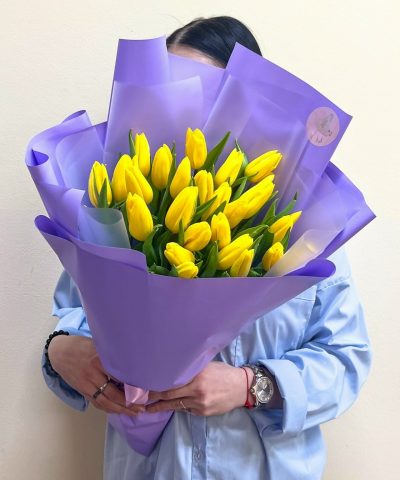 27 жёлтых тюльпанов