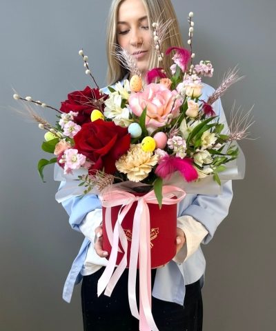 Пасхальная композиция с красными французскими розами