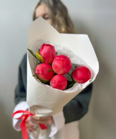 букет из 5 пионов