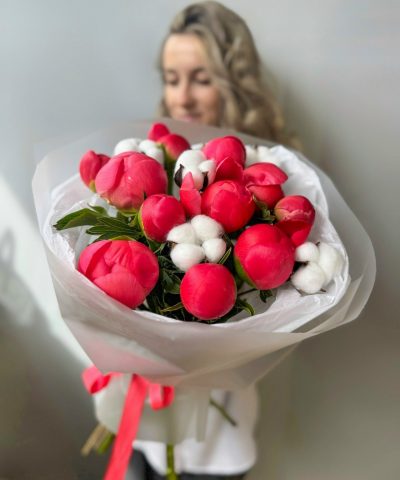 Букет из 11 пионов и хлопка