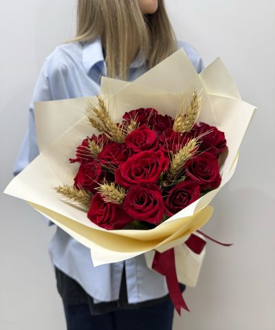 Букет из красных роз и пшеницы