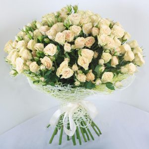 25 кустовых роз в упаковке