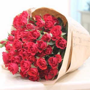 15 кустовых роз в крафте