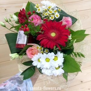 Букет с цветами и чаем